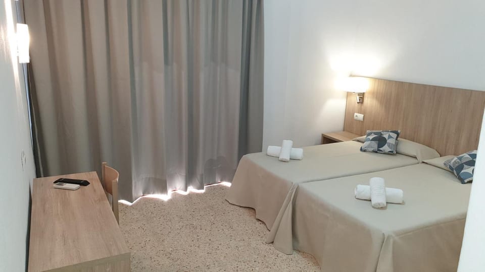 Bed, towels