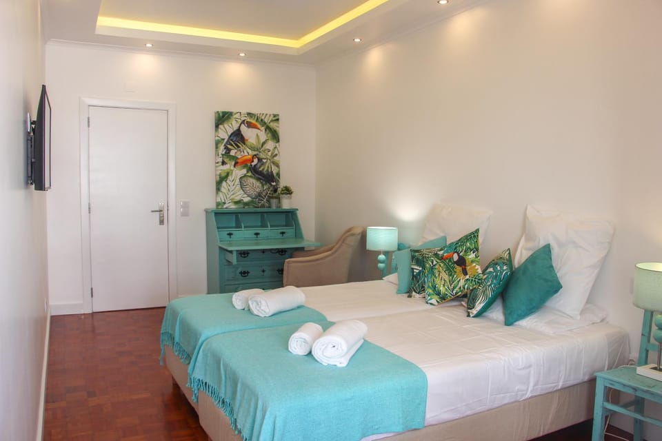 Bed, TV and multimedia, Bedroom, towels