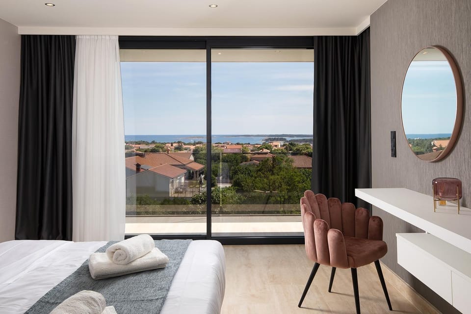View (from property/room), Balcony/Terrace, Bedroom, Sea view