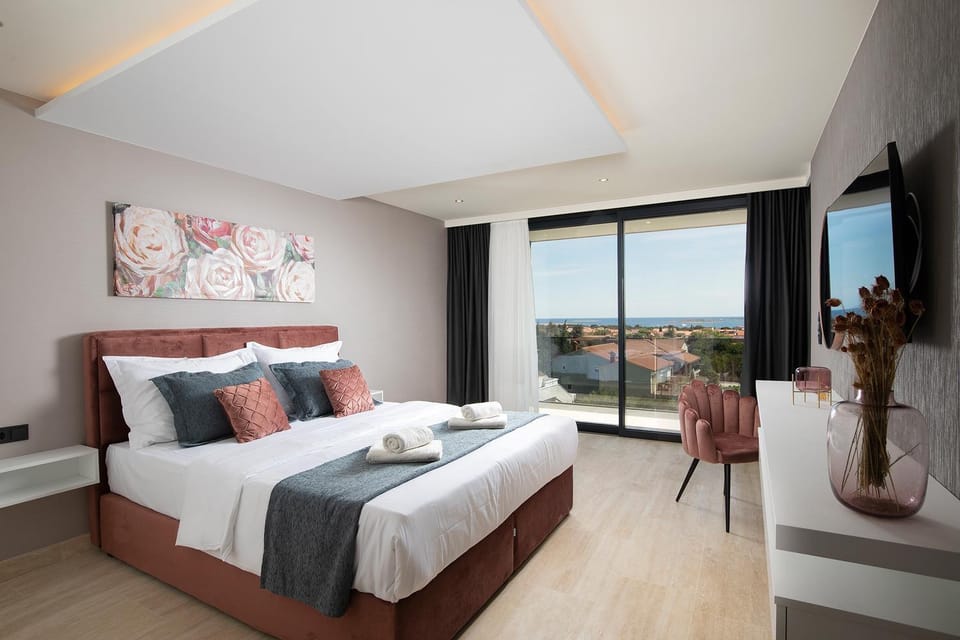 Photo of the whole room, Bedroom, Sea view