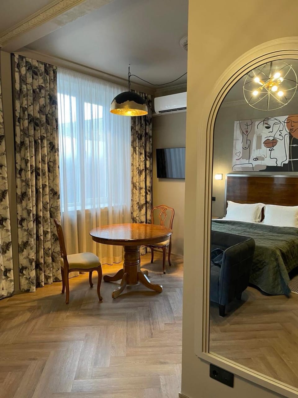 Photo of the whole room, Dining area