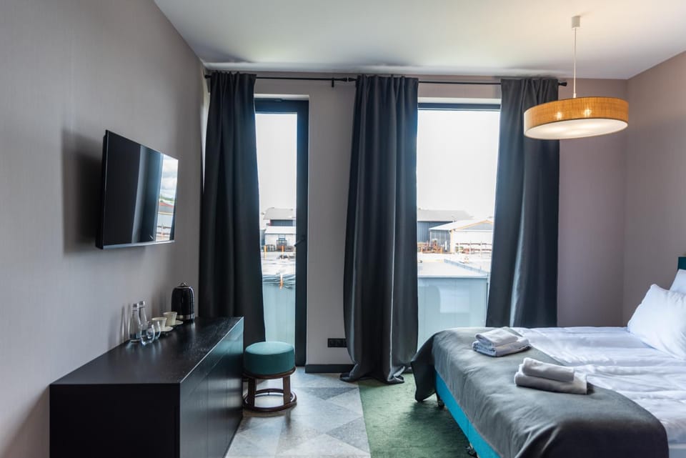 Bed, Seating area, Bedroom