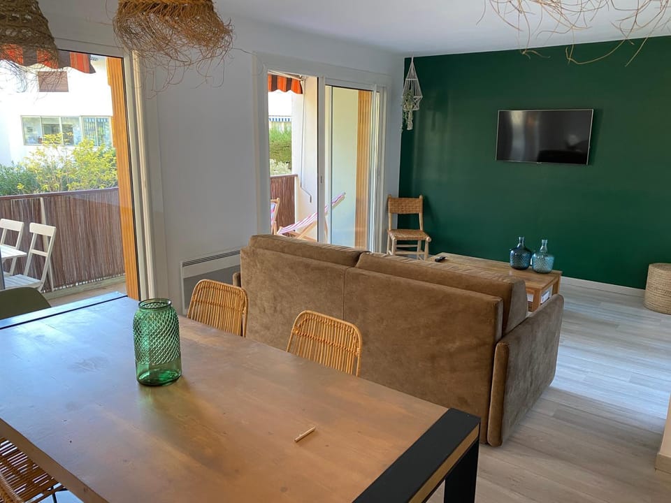Living room, Dining area