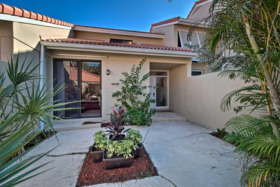 1 Mi to PGA Golf: Retreat w/ Pool in Palm Beach House in Palm Beach Gardens