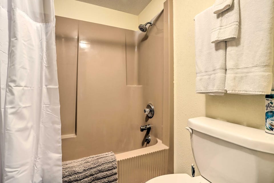 1 Mi to Dining! Lakeside Group Getaway in Ozarks Apartment in Osage Beach