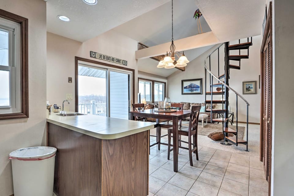 1 Mi to Dining! Lakeside Group Getaway in Ozarks Apartment in Osage Beach