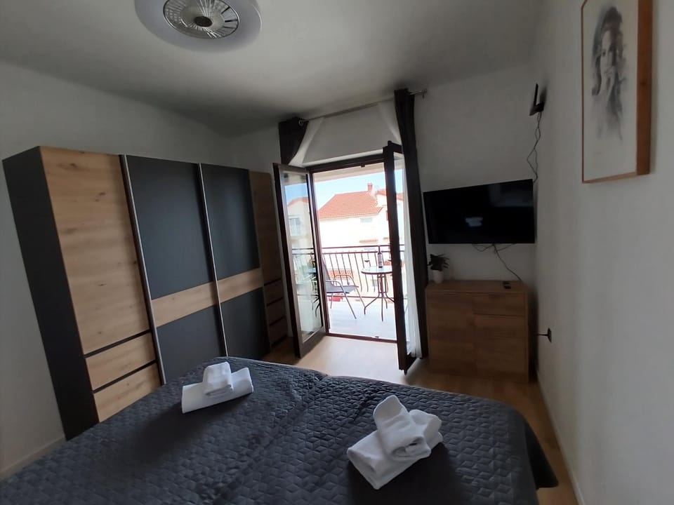 Bed, TV and multimedia, Bedroom, wardrobe