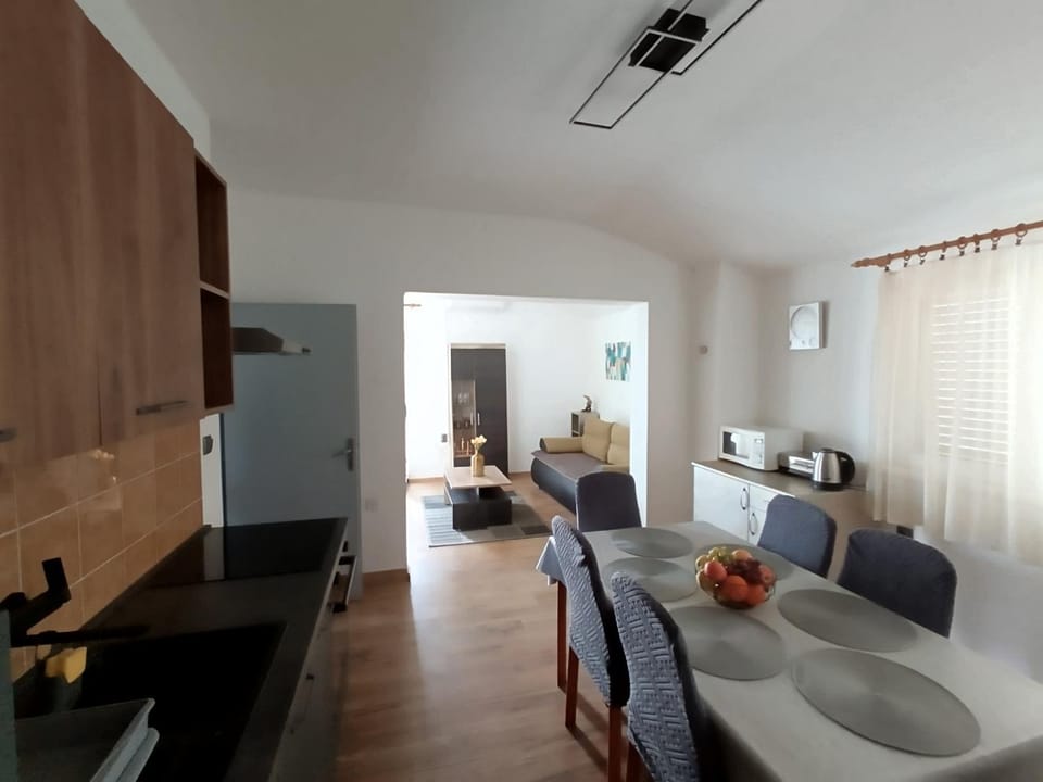 Kitchen or kitchenette, Living room, Seating area, Dining area