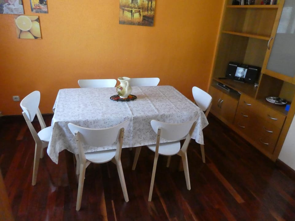 Seating area, Dining area