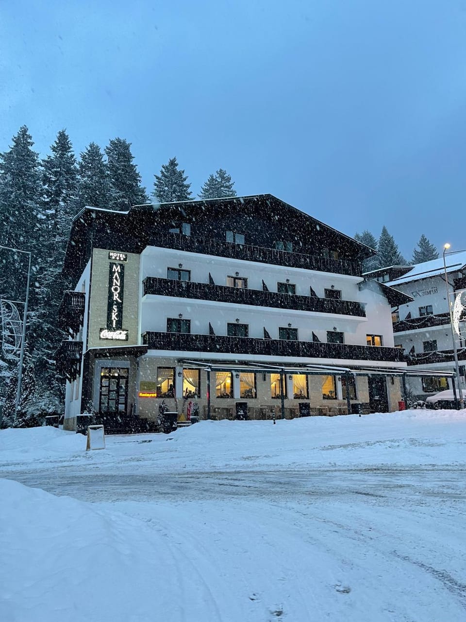 Property building, Restaurant/places to eat, Winter