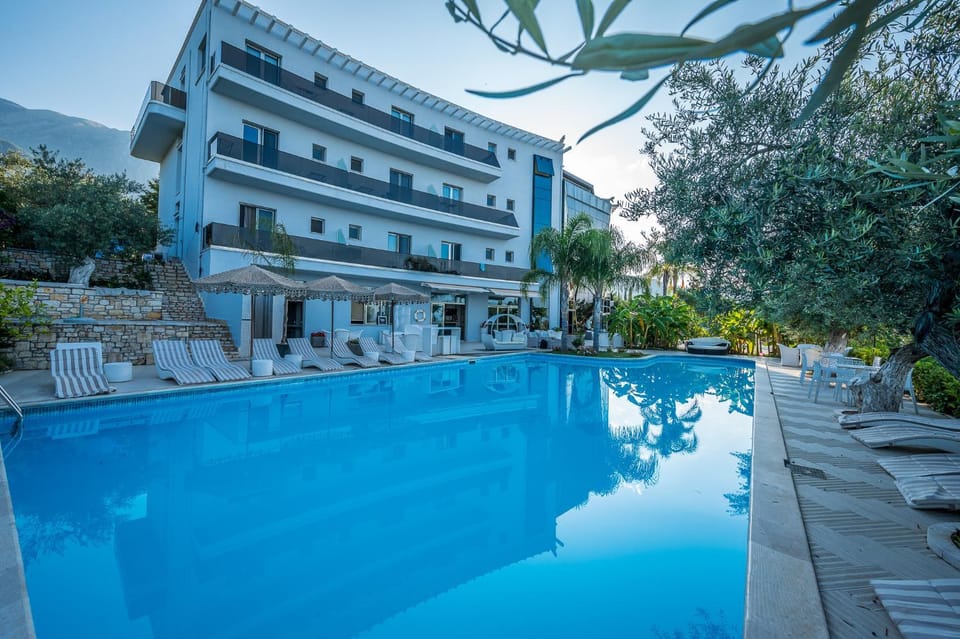 Property building, Swimming pool, Swimming pool