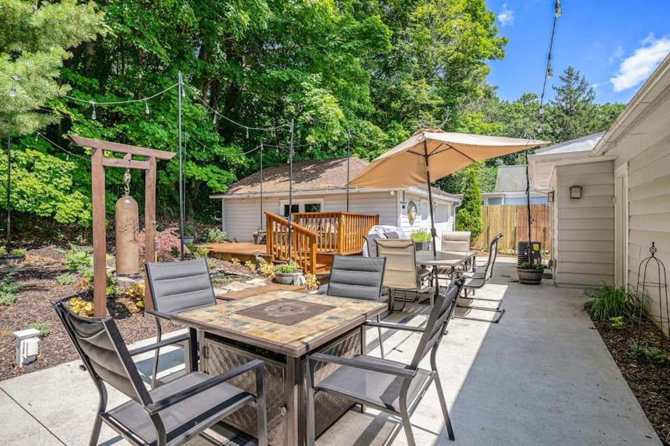 Serenity Now House in Saugatuck