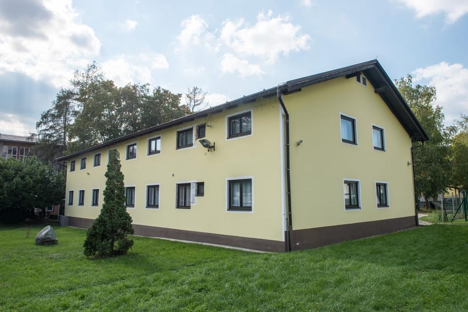 Property building, Facade/entrance, Day, Garden, Garden view, Area and facilities