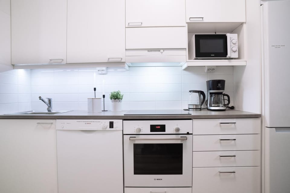 Coffee/tea facilities, Kitchen or kitchenette, dishwasher, oven, stove, kitchen