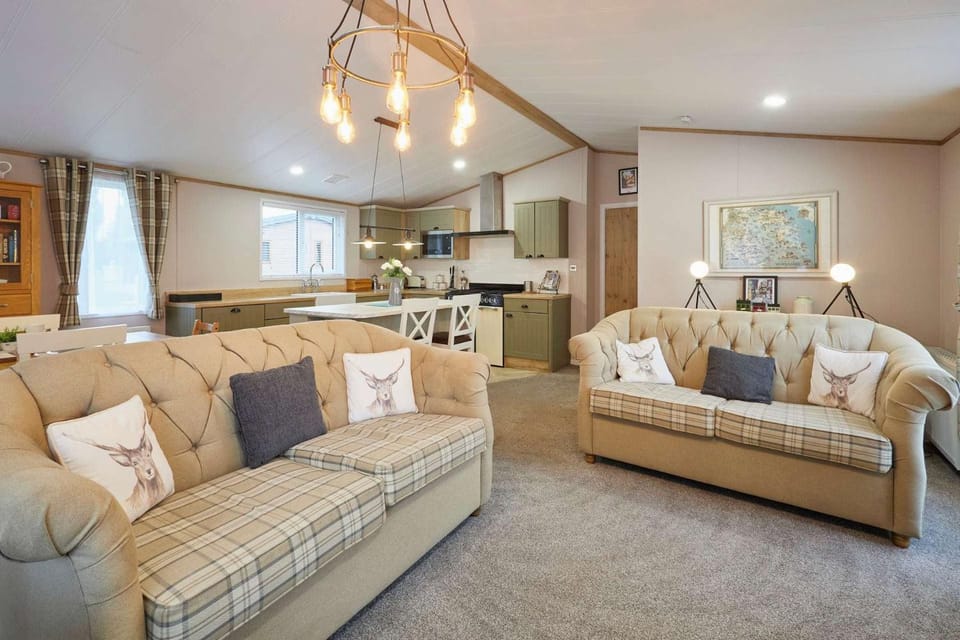 The White Rose Lodge with Hot Tub Chalet in England