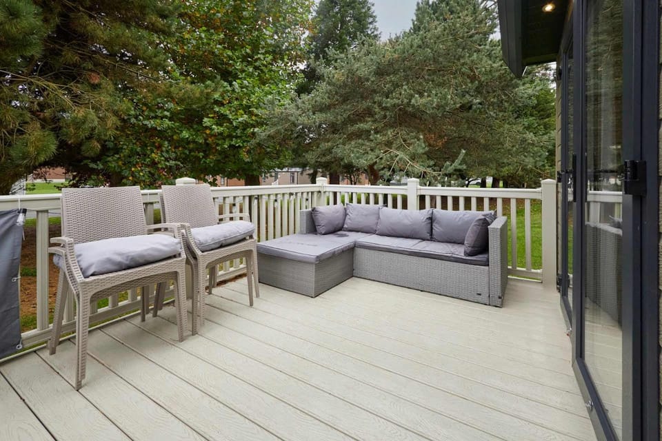 The White Rose Lodge with Hot Tub Chalet in England
