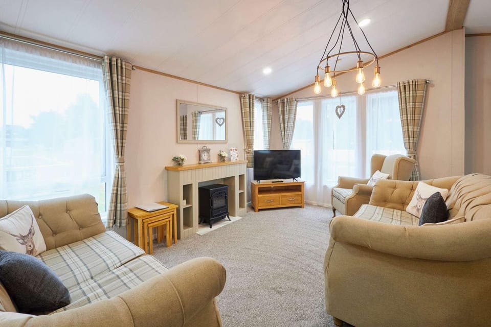 The White Rose Lodge with Hot Tub Chalet in England