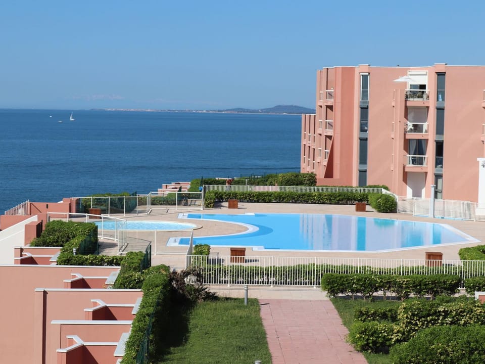 Studio en rez-de-jardin avec accès direct piscine et parking à Sète - FR-1-472A-154 Apartment in Occitanie