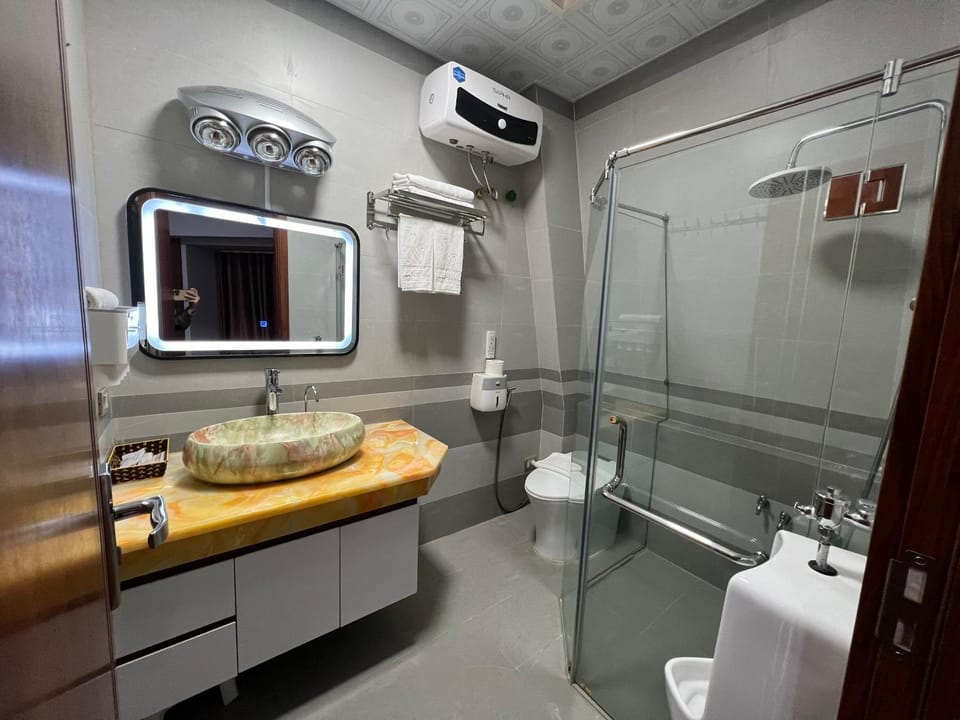 Shower, Toilet, Bathroom, towels