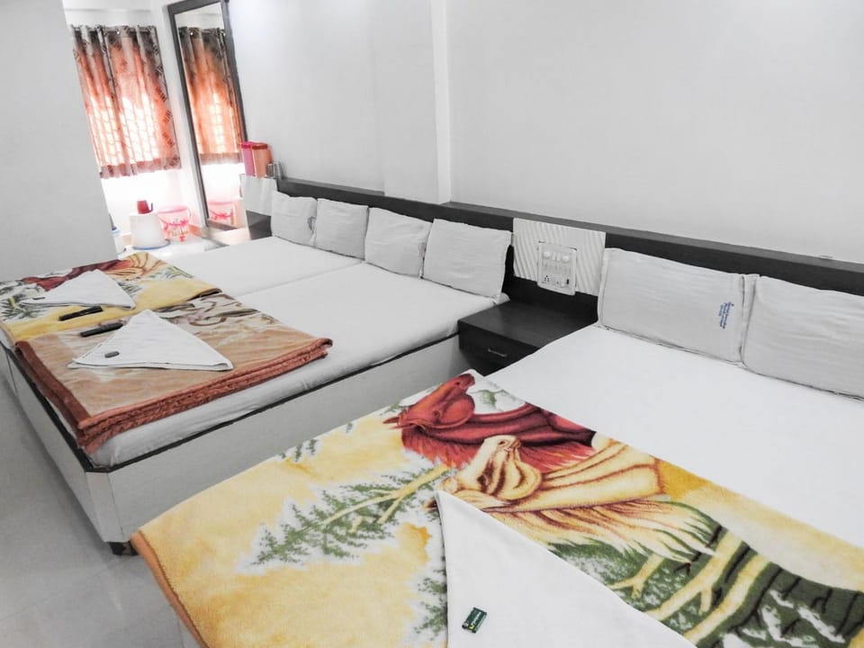 Hotel Shri Sai Darshan Bed and Breakfast in Maharashtra