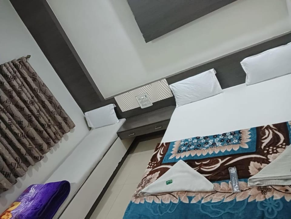 Hotel Shri Sai Darshan Bed and Breakfast in Maharashtra