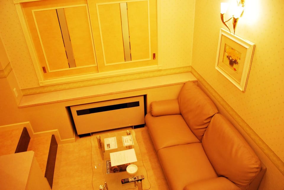 Living room, Photo of the whole room, Text overlay