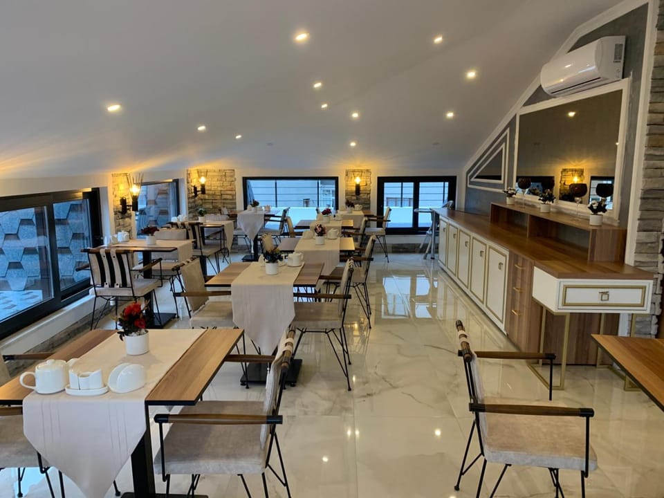 Restaurant/places to eat, Lounge or bar, Breakfast