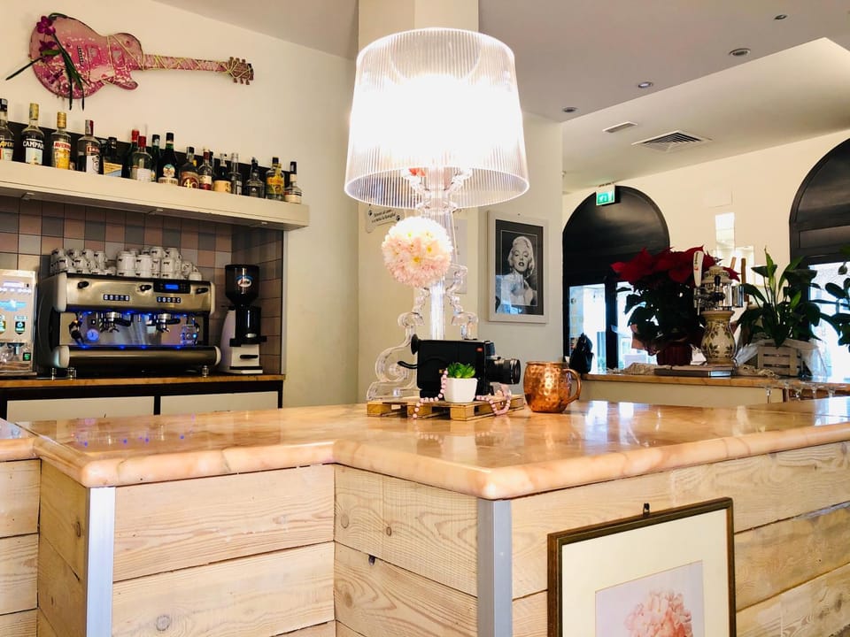 Staff, Lobby or reception, Lounge or bar, Drinks, Alcoholic drinks
