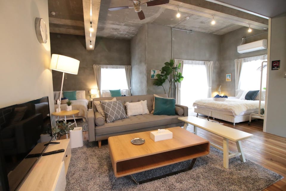 Bed, TV and multimedia, Living room, Seating area, Dining area, Evening entertainment, Bedroom, fireplace, air conditioner