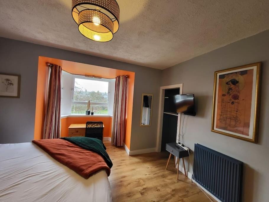 Bed, TV and multimedia, Photo of the whole room, Bedroom