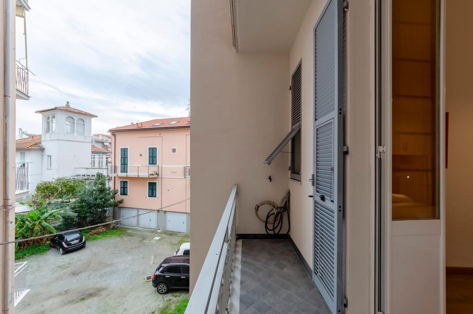 Balcony/Terrace, Street view