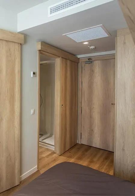 Photo of the whole room, Bedroom, wardrobe