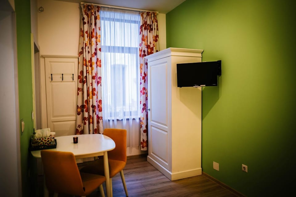 TV and multimedia, Seating area, Dining area
