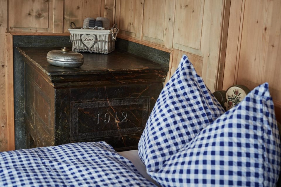 Bed, Photo of the whole room, Decorative detail, Bedroom