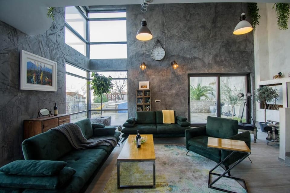 TV and multimedia, View (from property/room), Living room, Photo of the whole room, Decorative detail, Seating area, Evening entertainment, Pool view