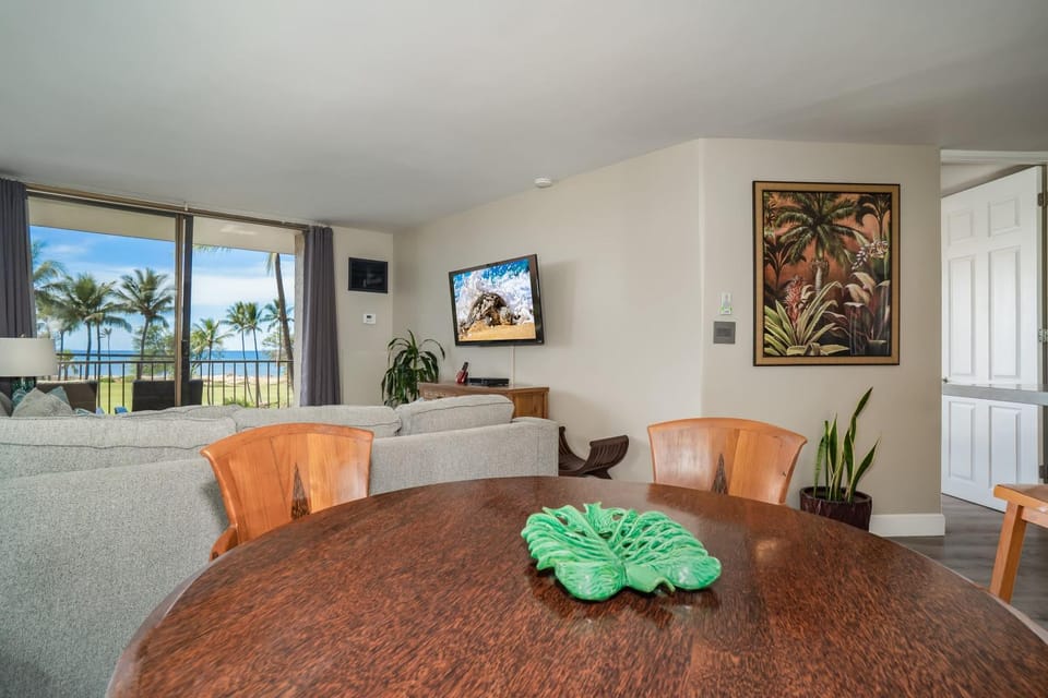 Sunny and Soothing Oceanfront Vistas House in Kihei