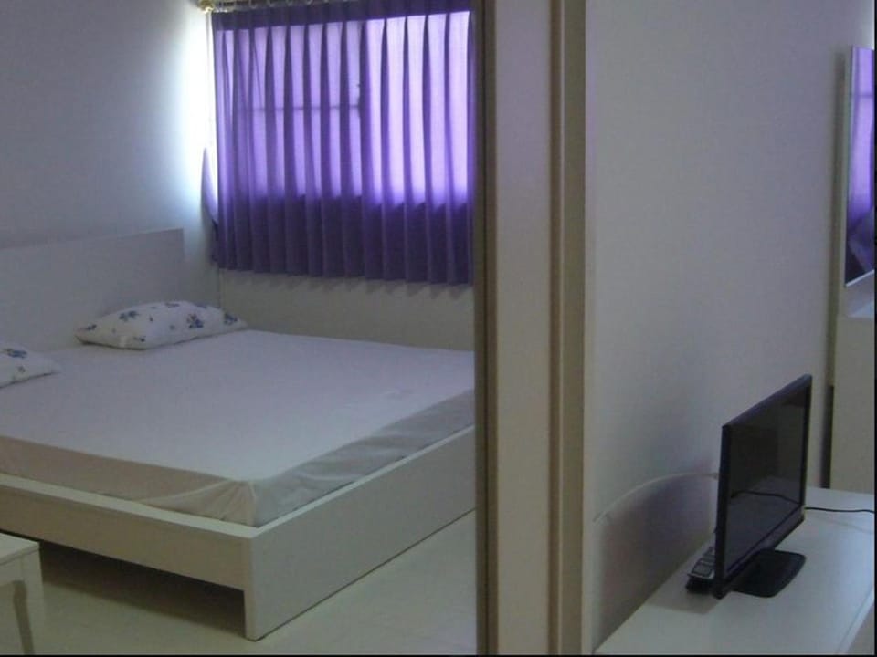 Bed, TV and multimedia, Bedroom