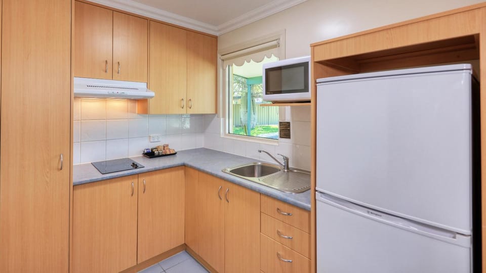 Coffee/tea facilities, Kitchen or kitchenette, minibar, stove