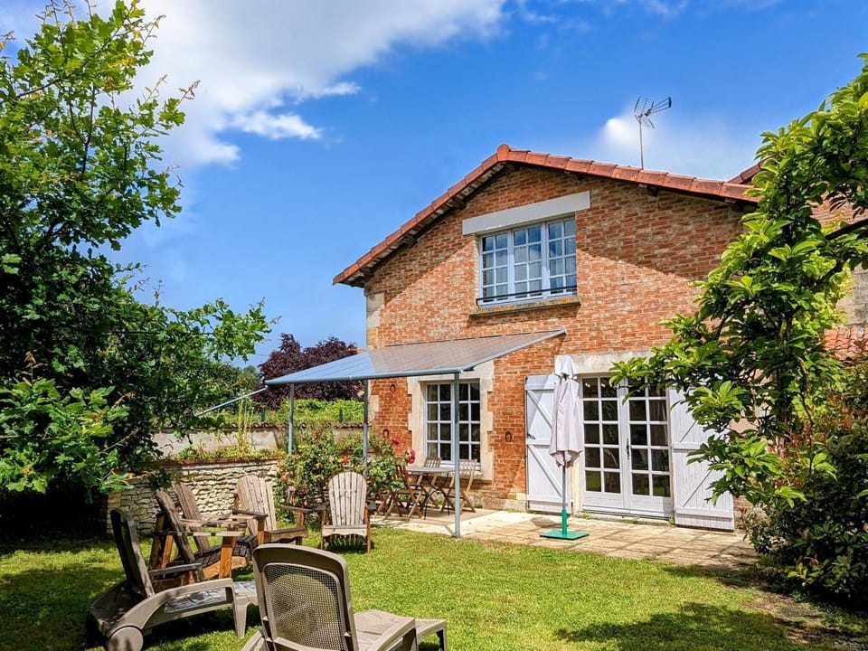 Gîte rénové avec jardin clos, cheminée et baby-foot à Contrisson, proche du Lac du Der. - FR-1-585-16 House in Grand Est