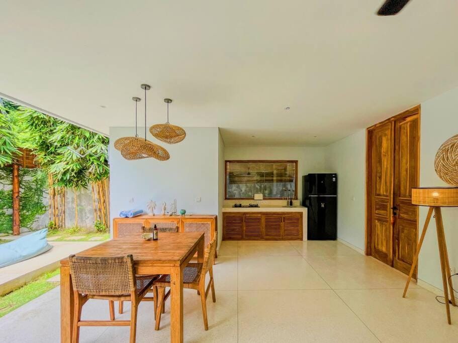 Kitchen or kitchenette, Dining area