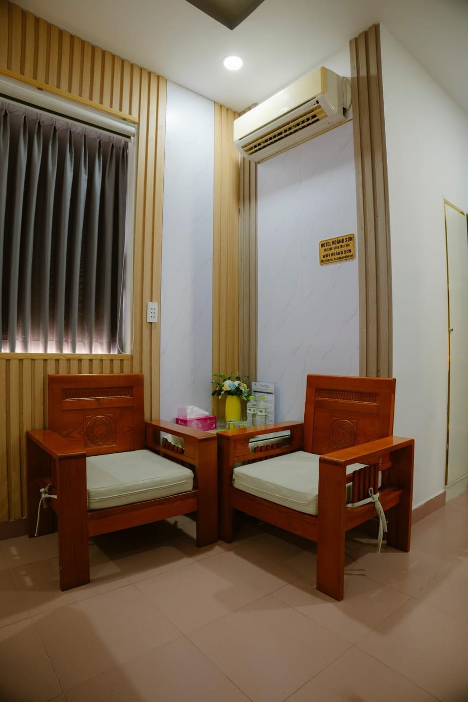 Photo of the whole room, Seating area