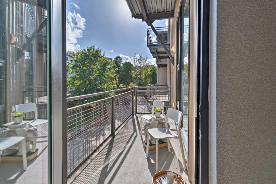 Urban Escape in SoLA with Private Patio! Apartment in Zilker