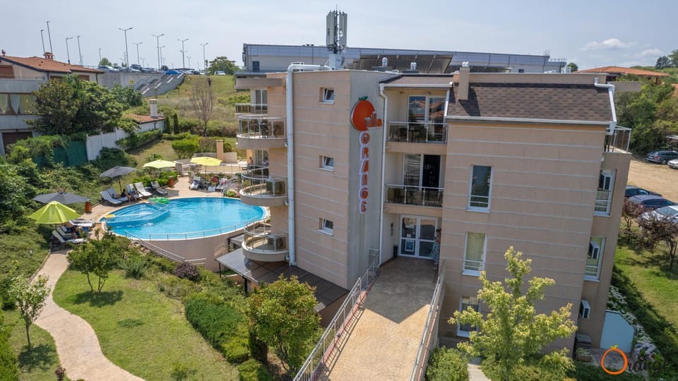 Property building, Day, Bird's eye view, Garden, Garden view, Pool view, Street view, Swimming pool, sunbed