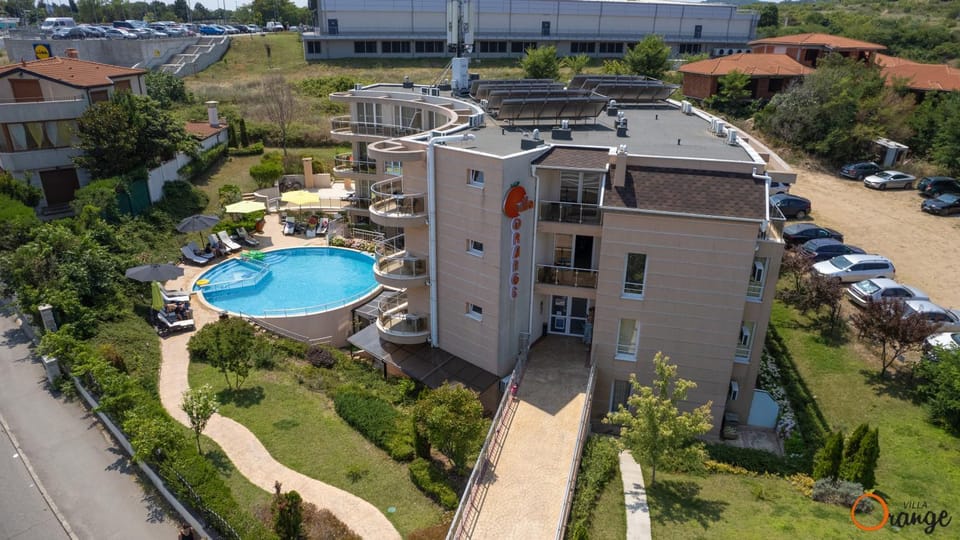 Property building, Day, Bird's eye view, Garden, Garden view, Pool view, Street view, Swimming pool, sunbed
