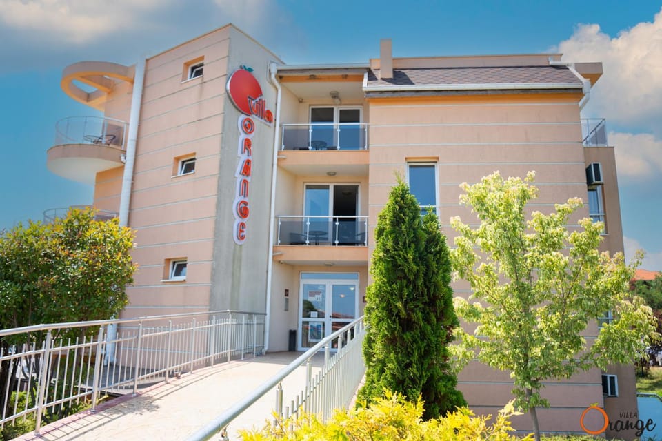 Property building, Day, Balcony/Terrace