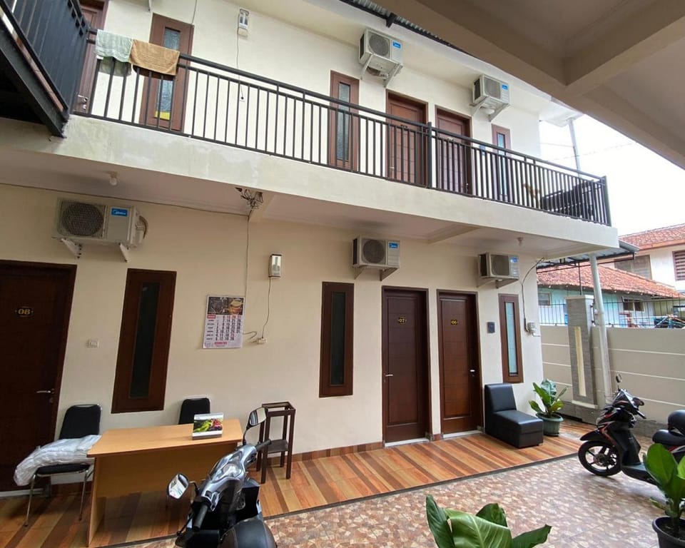 Jatiwinangun Homestay near GOR Satria Purwoketo Mitra RedDoorz Hotel in Indonesia
