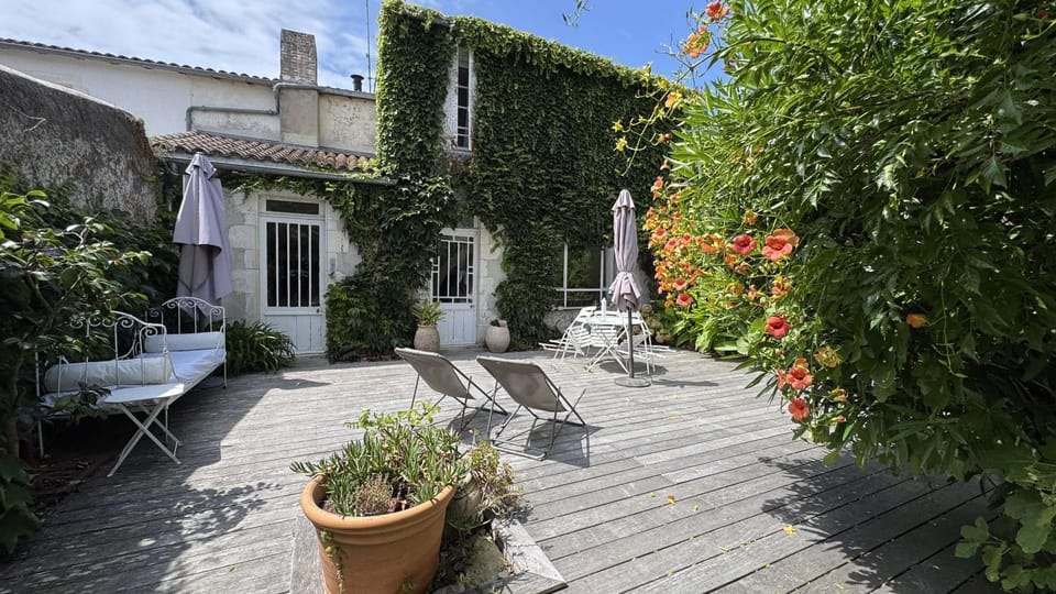 Property building, Patio, Balcony/Terrace, Garden view