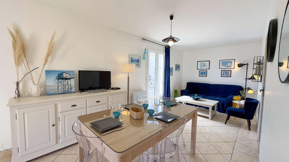 TV and multimedia, Living room, Seating area, Dining area