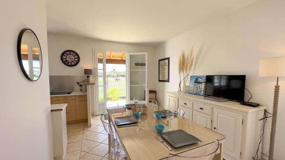 TV and multimedia, Living room, Seating area, Dining area, dishwasher, stove