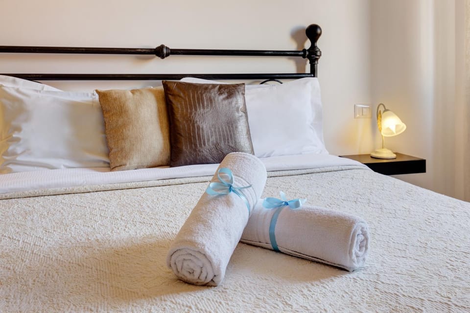 Photo of the whole room, Decorative detail, Bedroom